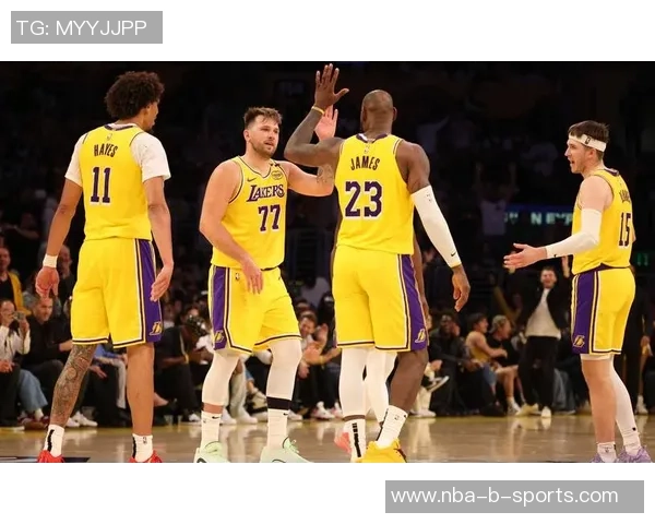 詹姆斯称赞替补球员表现出色范德比尔特重回防守状态助力球队胜利